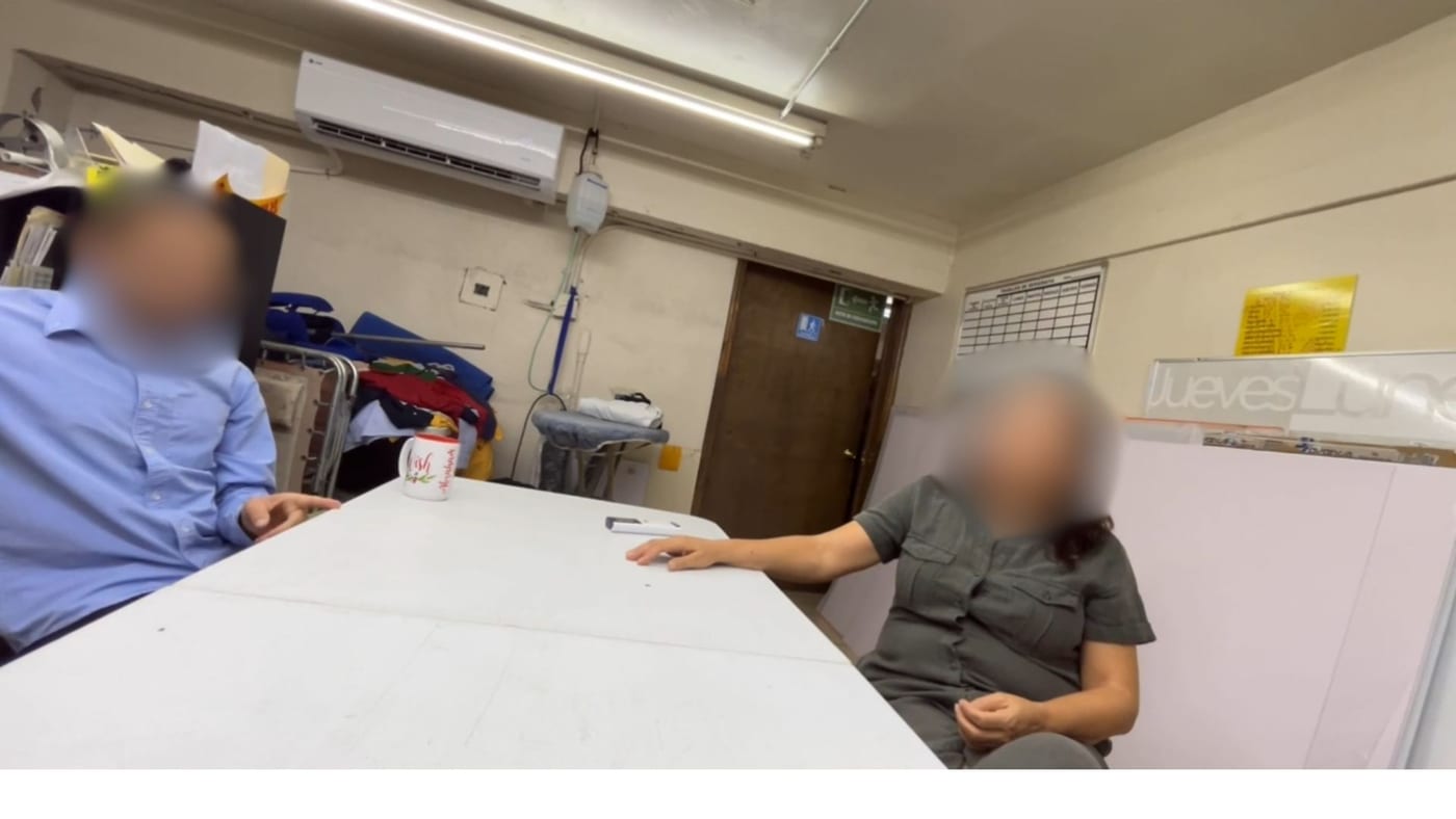 Entrevista grupal en taller textil, faces blurred for privacy